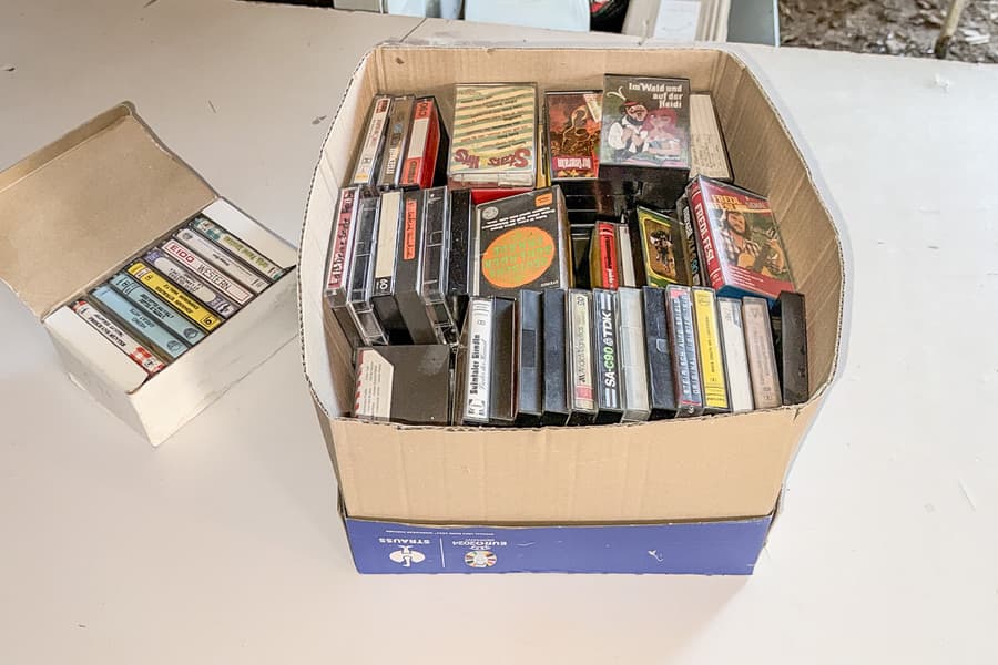Karton mit Musikkassetten